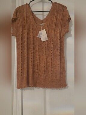Hem & Thread V-Neck Short-Sleeve Knit Sweater in Tan